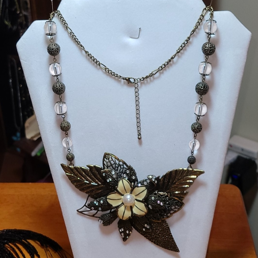 BEADED Metal Necklace with Flower.